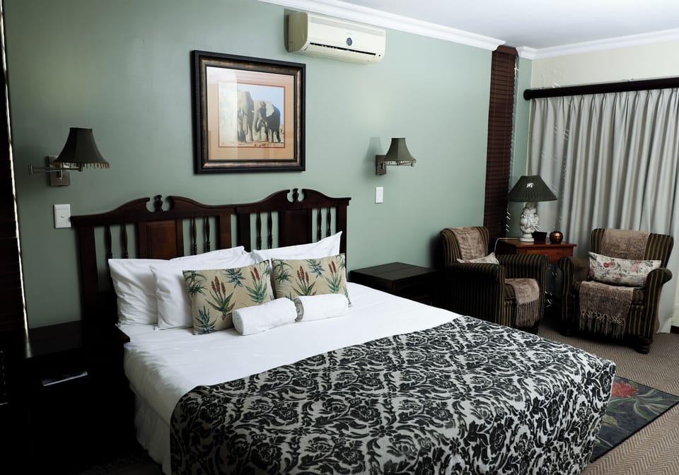 Deluxe Double or Twin Room, Patio, Garden View | Minibar, in-room safe, blackout drapes, iron/ironing board