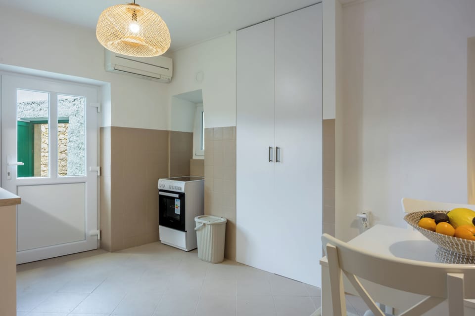 Family Apartment, 2 Bedrooms, Microwave (Kala Veli Lošinj Old Town Apartment) | Dining