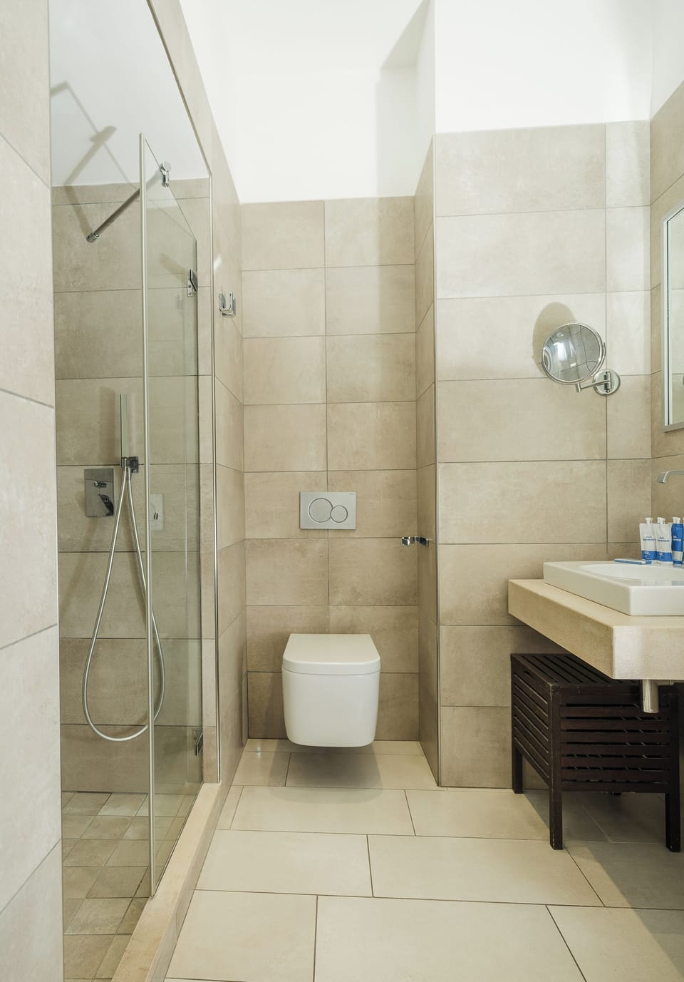 Classic Double or Twin Room, Non Smoking | Bathroom | Shower, hair dryer, slippers, towels