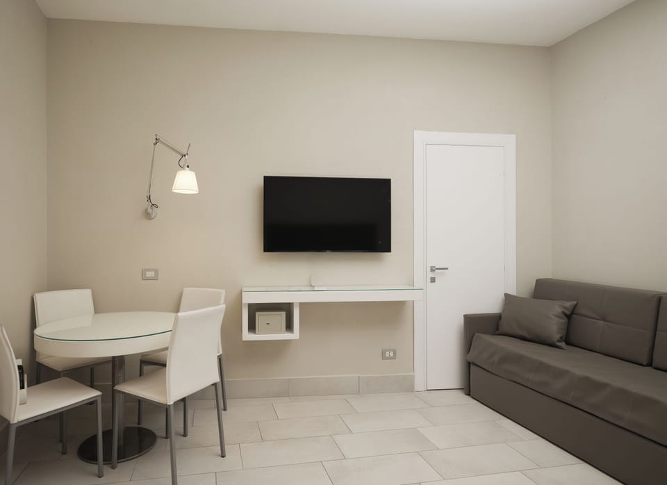 Classic Double or Twin Room, Non Smoking | Living area