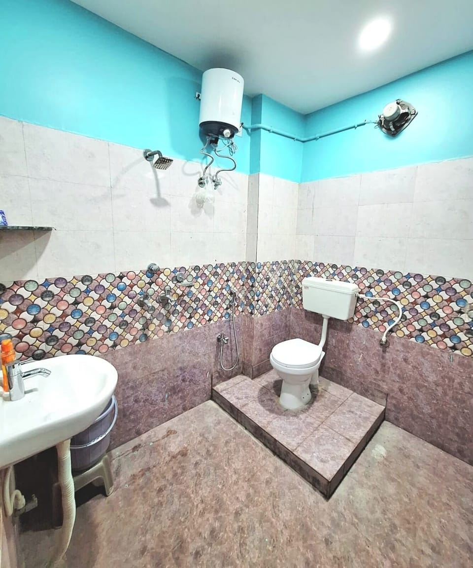 Classic Double Room | Bathroom | Free toiletries, hair dryer, towels, soap