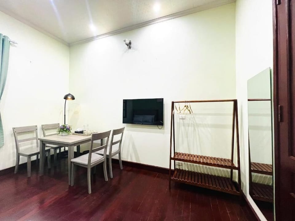 Family Quadruple Room, Balcony, City View | Dining