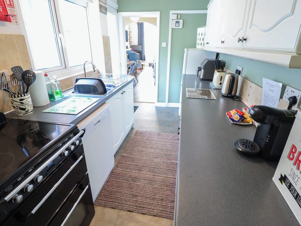 Cottage | Private kitchen | Dishwasher, cookware/dishes/utensils
