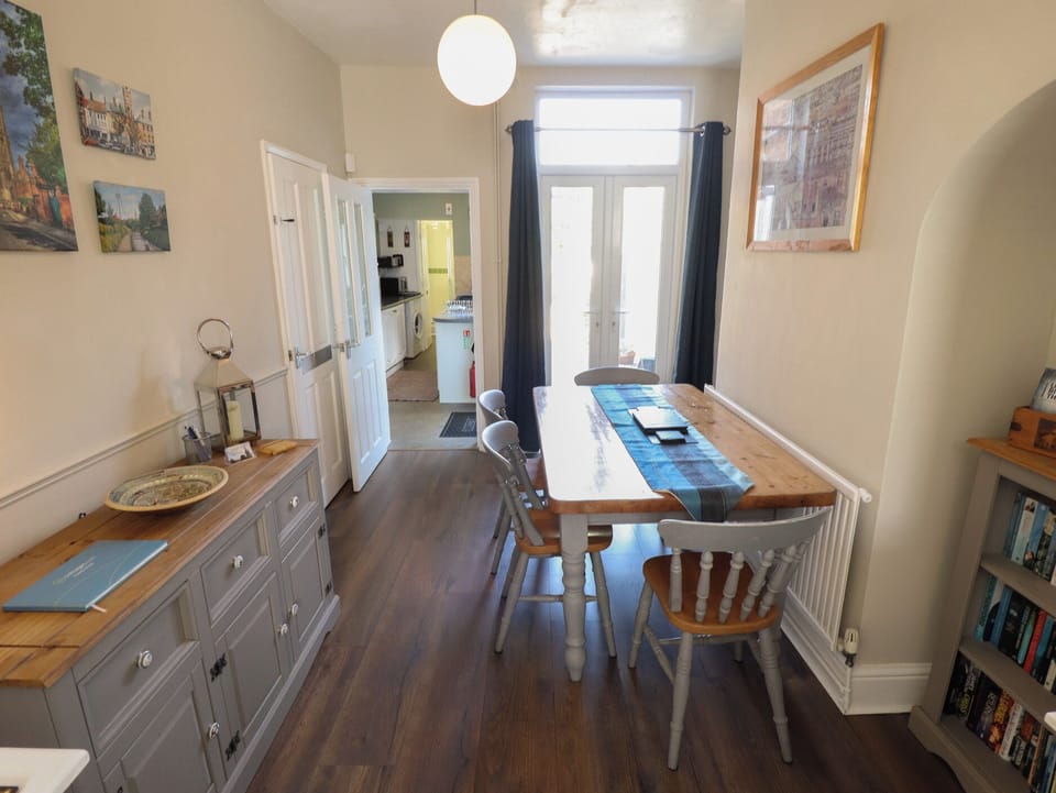 Cottage | Dining