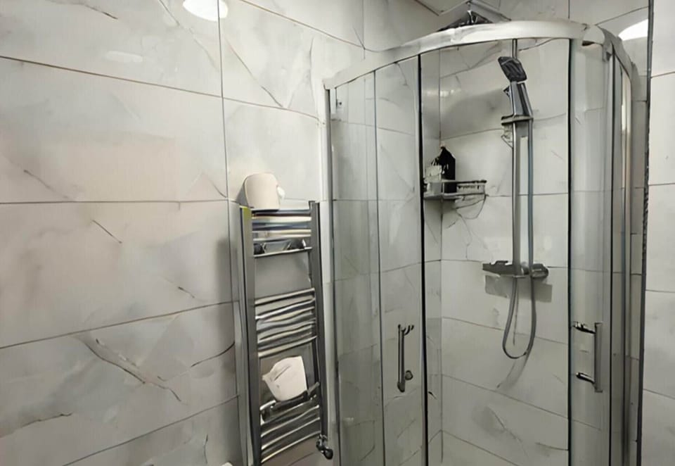 Combined shower/tub, deep soaking tub, hair dryer, towels