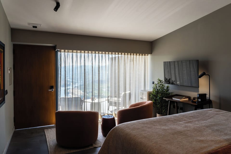 Minibar, in-room safe, laptop workspace, blackout drapes