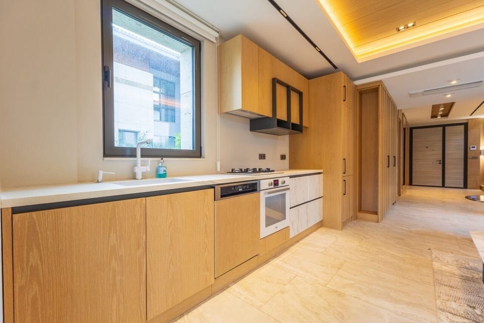 Full-size fridge, oven, stovetop, dishwasher
