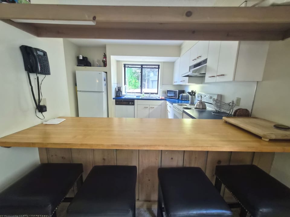 Breakfast Bar - Kitchen Area