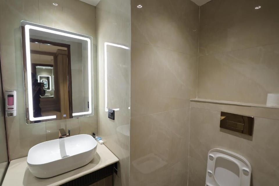 Deluxe Room, City View | Bathroom | Shower, free toiletries, hair dryer, slippers