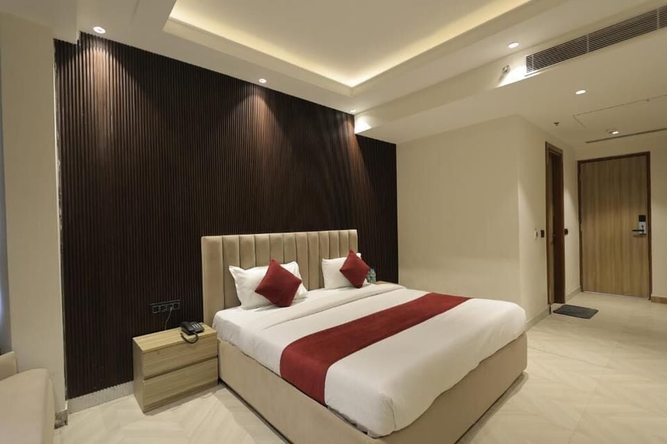 Deluxe Room, City View | In-room safe, blackout drapes, iron/ironing board, free WiFi