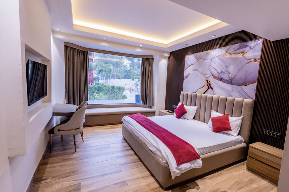 Deluxe Room, City View | In-room safe, blackout drapes, iron/ironing board, WiFi (free)