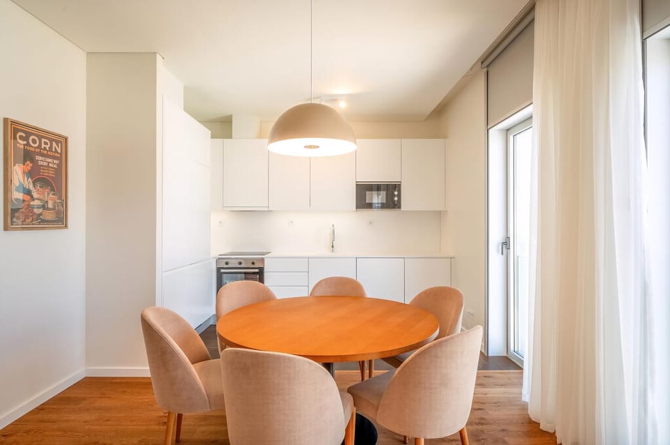 Apartment (Two-Bedroom Apartment with City View) | Private kitchen | Electric kettle, dining tables