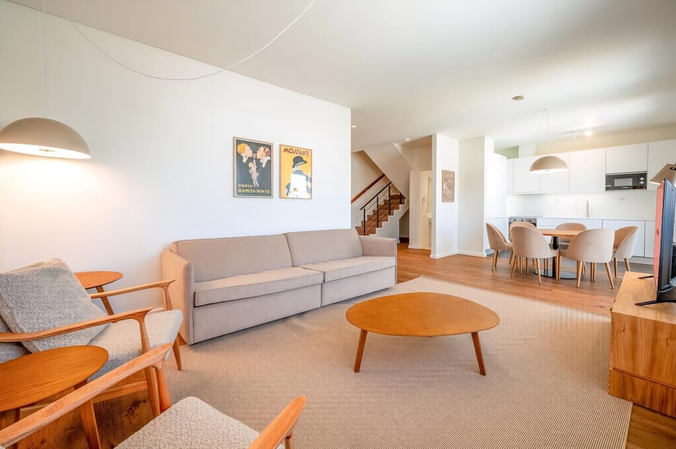 Apartment (Two-Bedroom Apartment with City View) | Living area | 32-inch LCD TV with cable channels