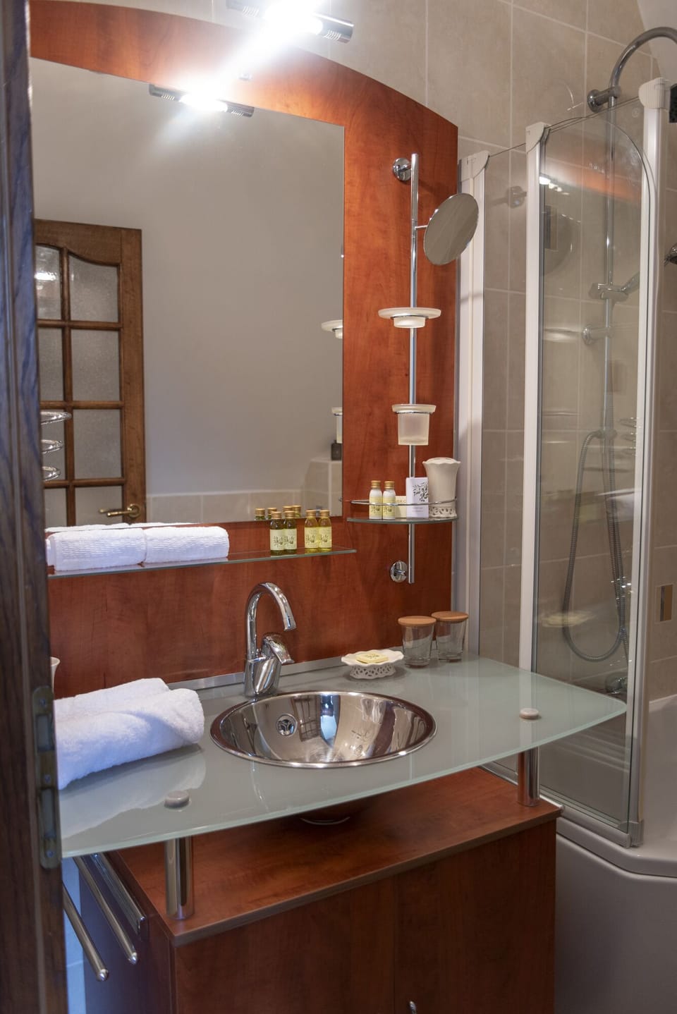Classic Double Room, Park View | Bathroom | Hair dryer, towels, soap, shampoo