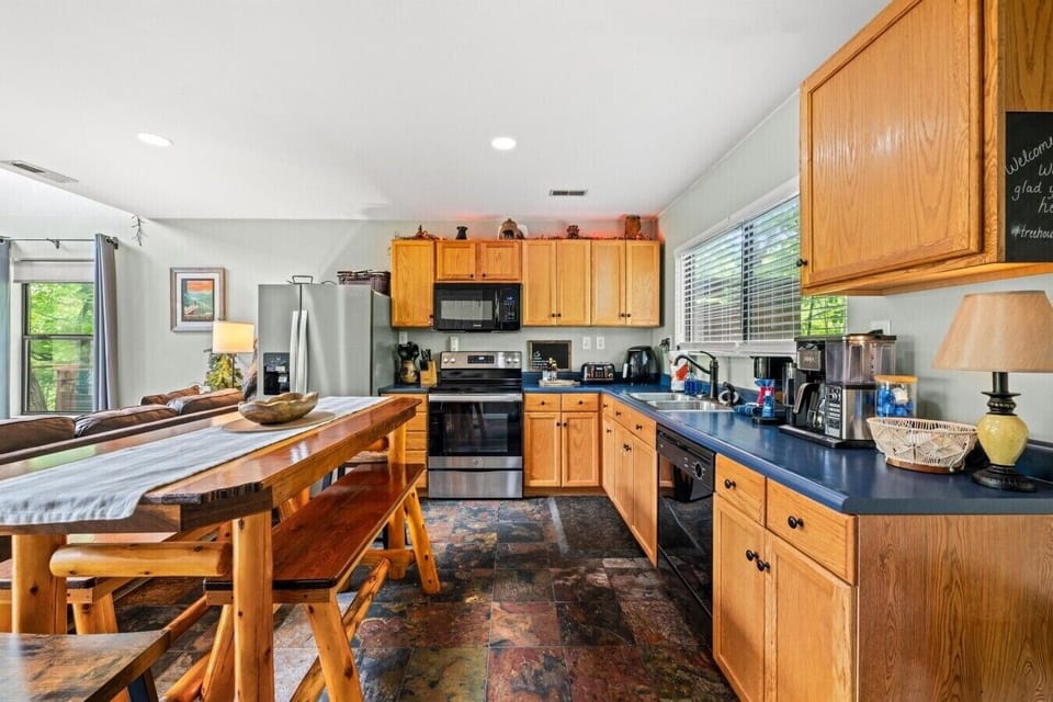 Sevierville-Cabin-Treehouse-Overlook-Interior-Kitchen