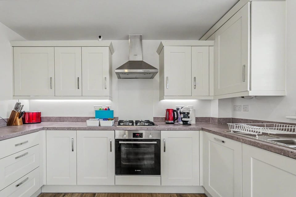 A welcoming kitchen and dining space where guests can enjoy home-cooked meals, morning coffee or a relaxed evening together after a day out.