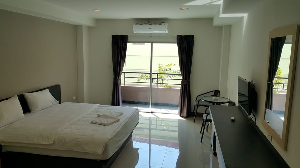 Standard Double Room | In-room safe, desk, iron/ironing board, WiFi (free)