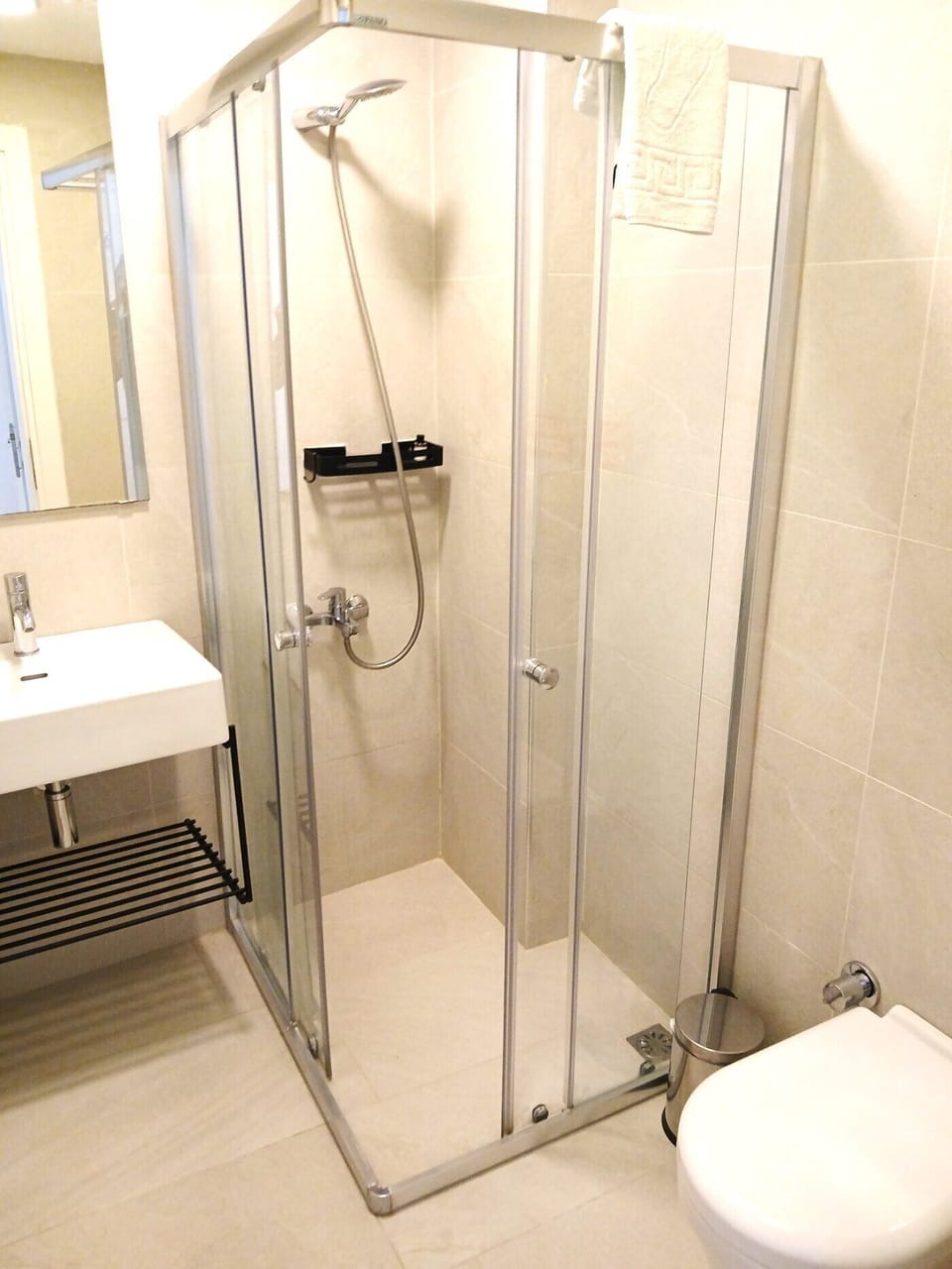 Standard Twin Room | Bathroom | Shower, hair dryer, towels, soap