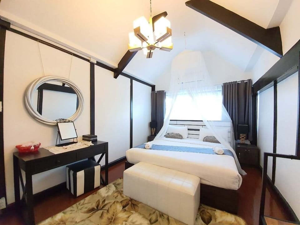 Deluxe Villa | Desk, laptop workspace