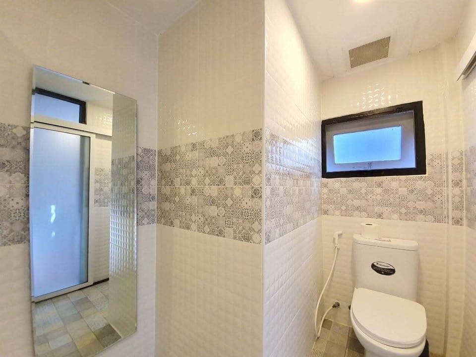 Deluxe Villa | Bathroom | Separate tub and shower, free toiletries, hair dryer, towels