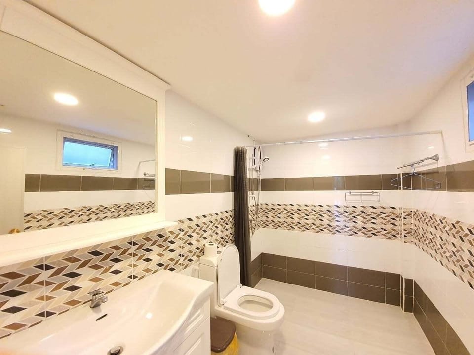Deluxe Villa | Bathroom | Separate tub and shower, free toiletries, hair dryer, towels