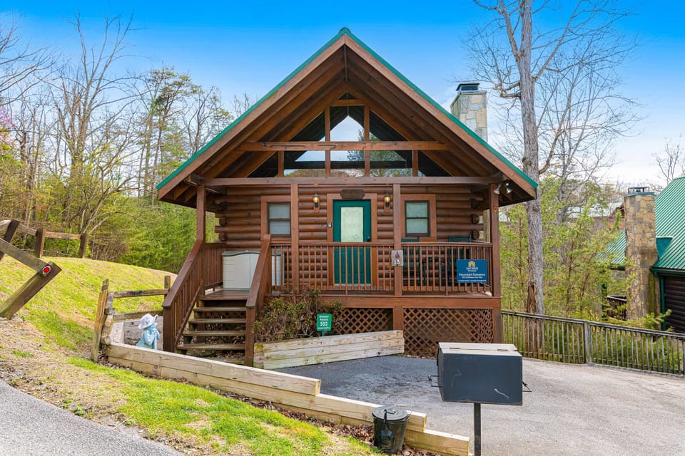 Charming Cabin Retreat, enjoy mountain views from your private porch, perfect for relaxation!
