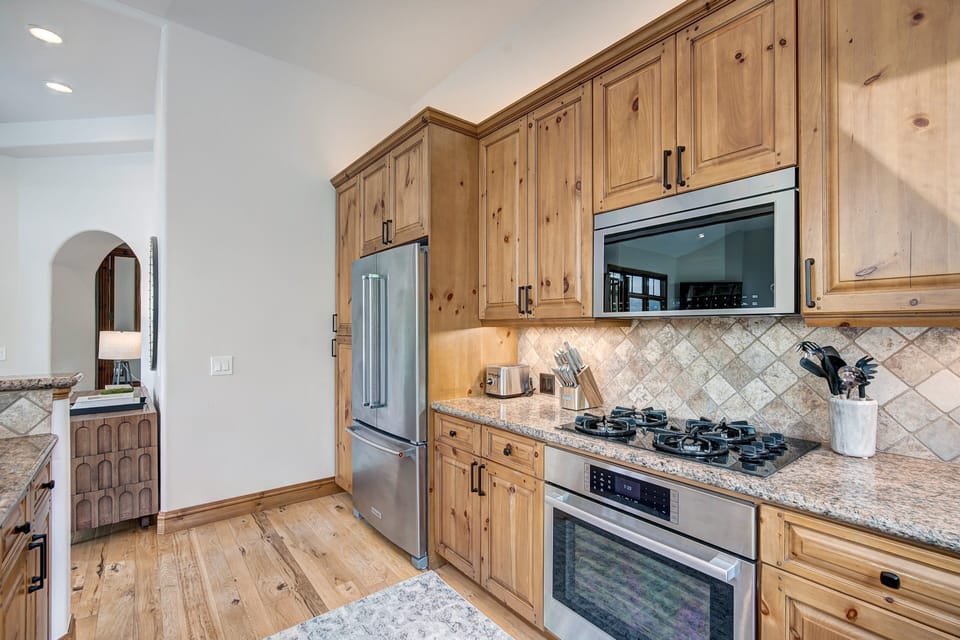 Townhome, 4 Bedrooms | Private kitchen | Fridge, oven, coffee/tea maker