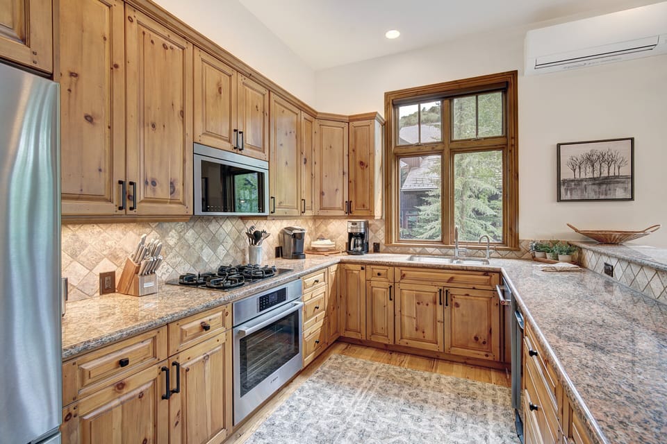 Townhome, 4 Bedrooms | Private kitchen | Fridge, oven, coffee/tea maker