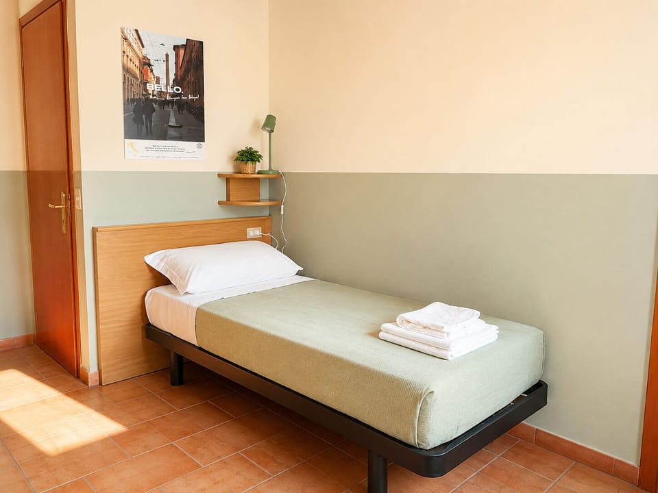 Single Room | Desk, blackout drapes, WiFi (free), individually furnished