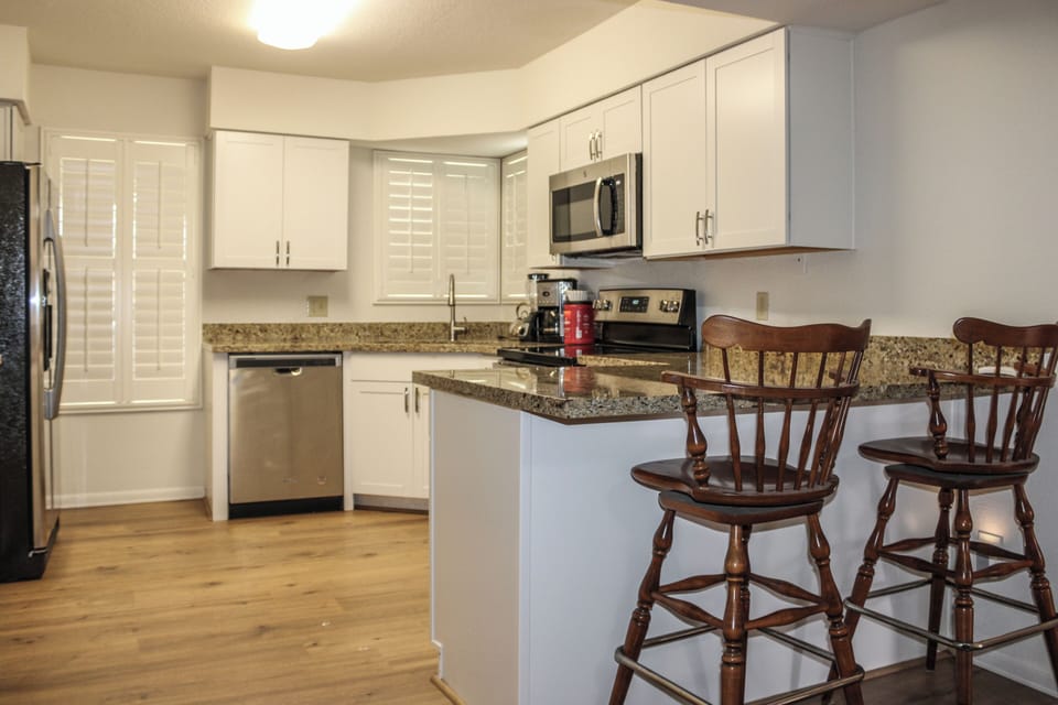 Full-size fridge, microwave, oven, stovetop