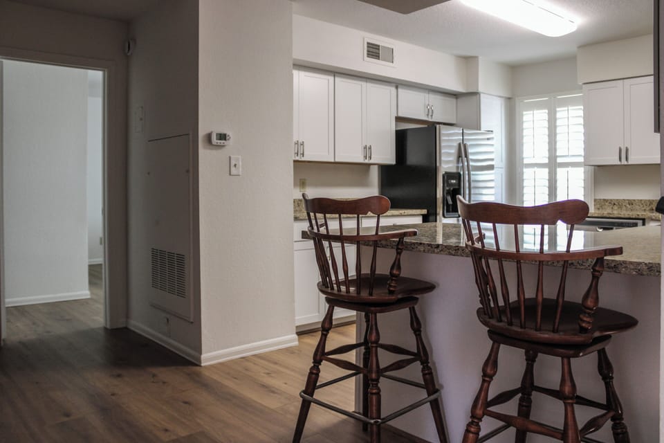 Full-size fridge, microwave, oven, stovetop