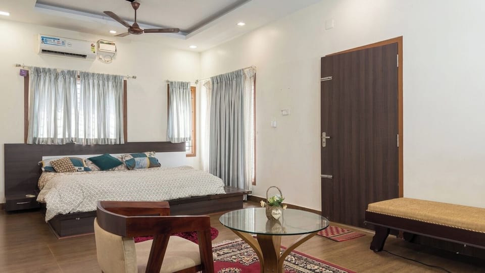 Classic Room | Egyptian cotton sheets, premium bedding, desk, laptop workspace