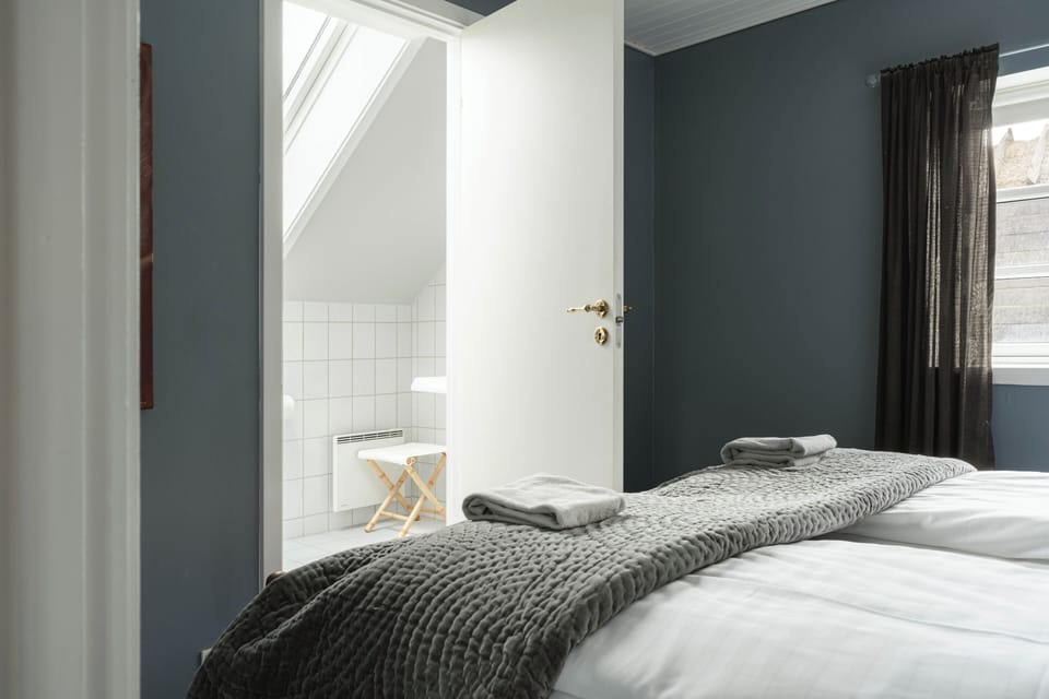 Comfort Double Room, Non Smoking | Desk, laptop workspace, bed sheets