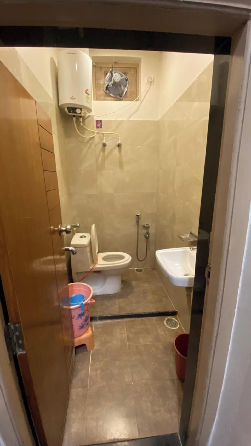 Shower, free toiletries, towels