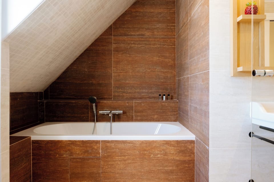 Suite, Kitchenette | Bathroom | Hair dryer, towels, soap, shampoo