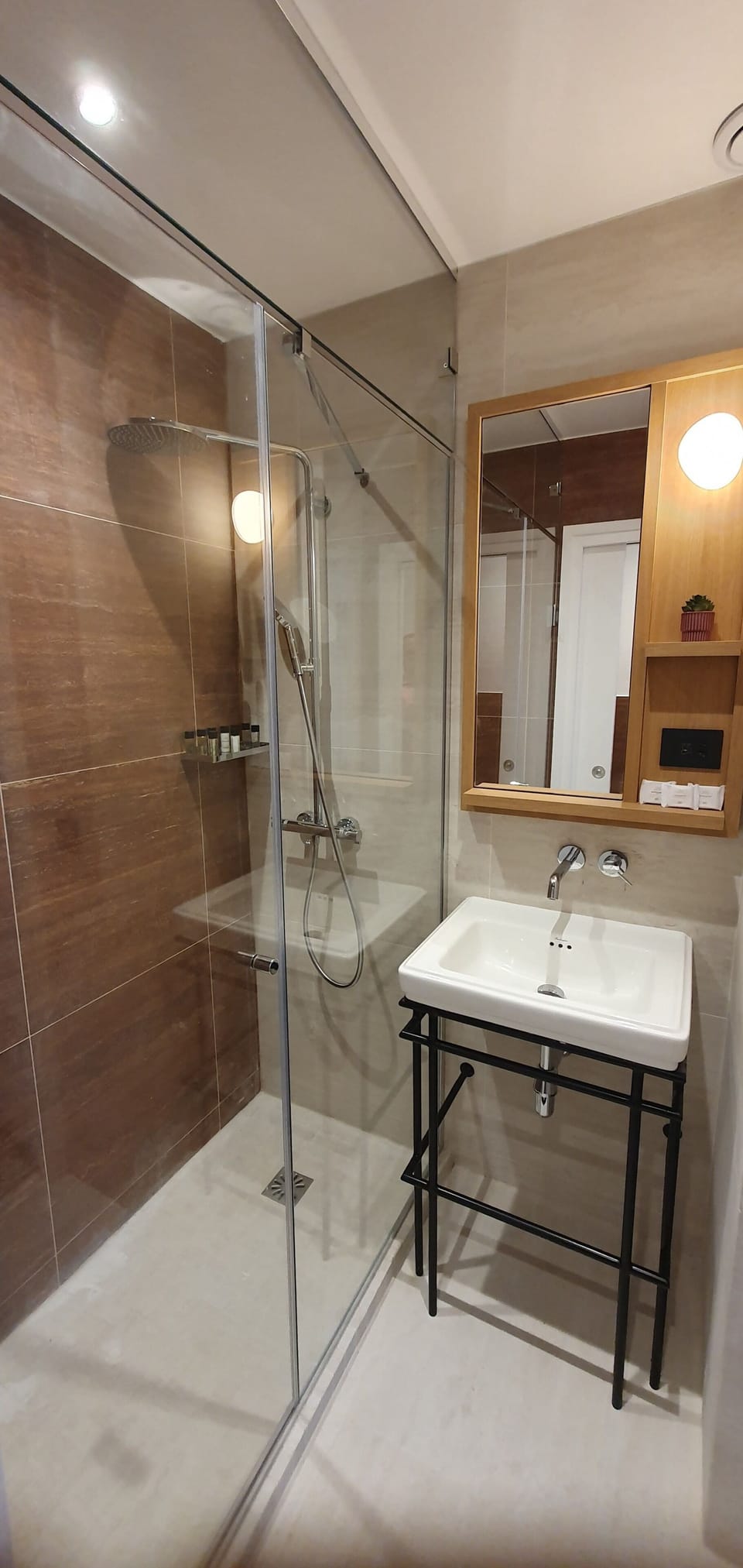 Junior Suite, Kitchenette | Bathroom | Hair dryer, towels, soap, shampoo