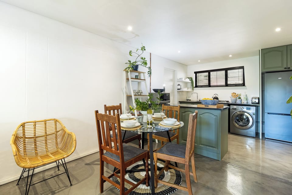 Studio, 1 Bedroom, Accessible, Garden View | Dining room