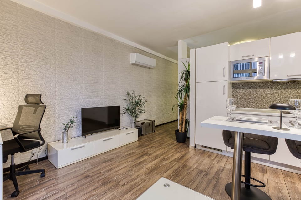 Bright open-plan studio with fully equipped kitchenette and dining space