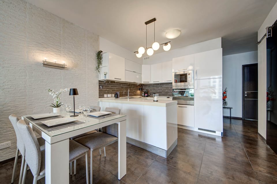 Fully equipped kitchenette and dining space