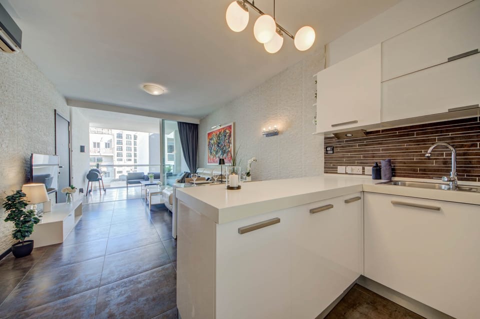 Fully equipped kitchenette and dining space