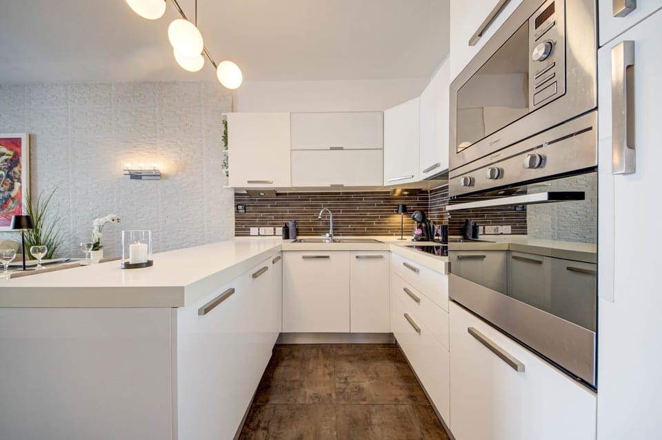 Fully equipped kitchenette and dining space