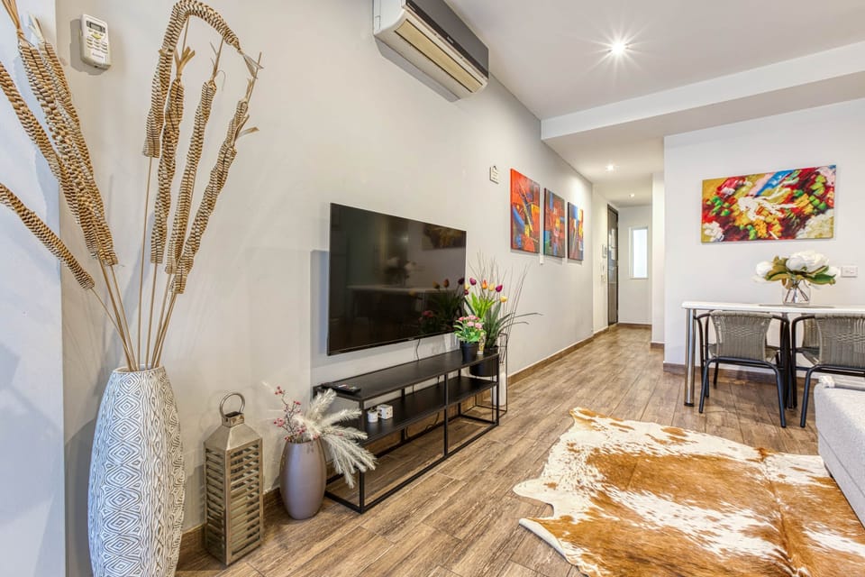 Bright open-plan studio with fully equipped kitchenette and dining space