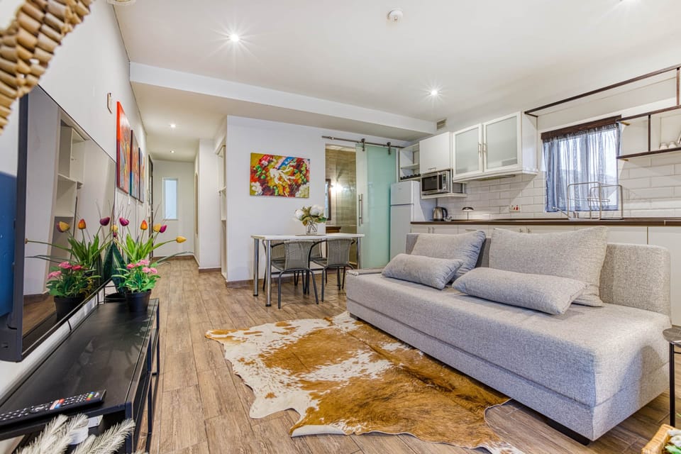 Bright open-plan studio with fully equipped kitchenette and dining space