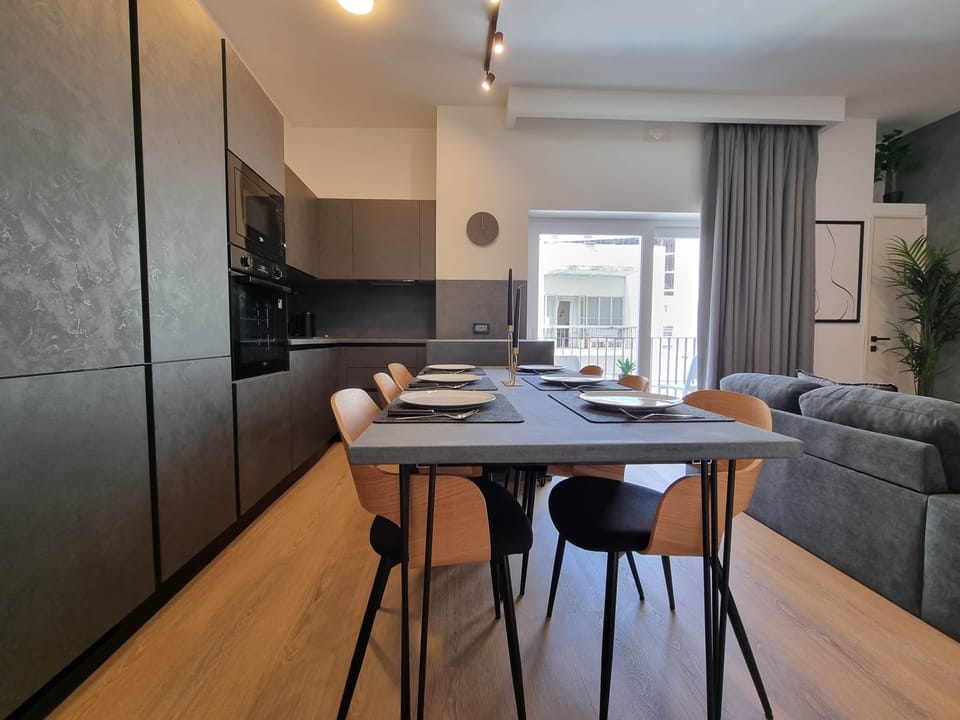 Fully equipped kitchenette and dining space