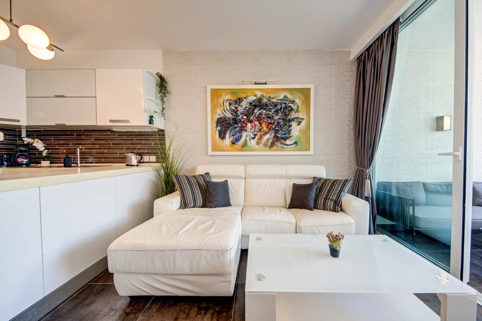 Bright open-plan apartment with fully equipped kitchenette and dining space