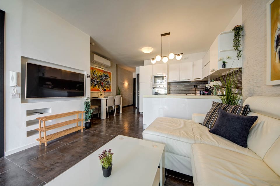 Bright open-plan apartment with fully equipped kitchenette and dining space
