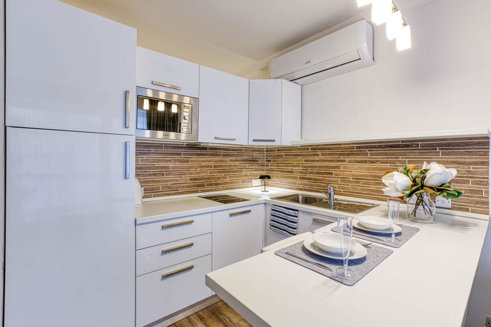 Fully equipped kitchenette and dining space