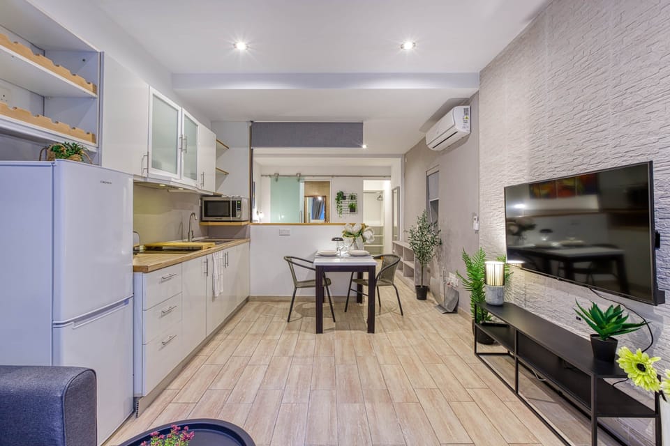 Bright open-plan studio with fully equipped kitchenette and dining space