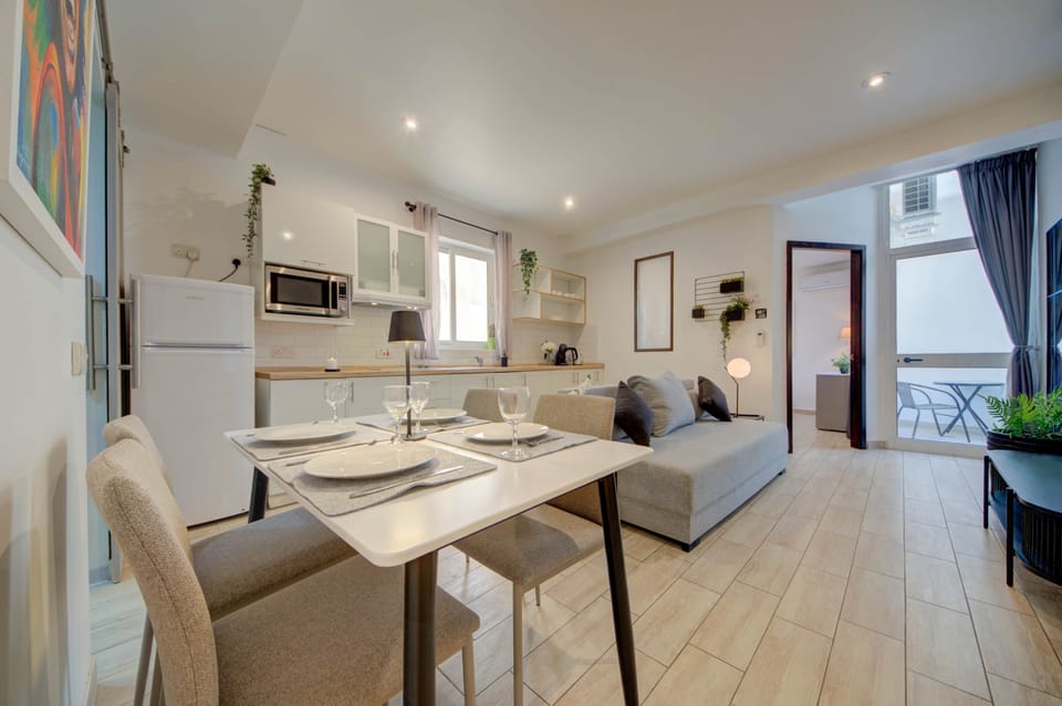 Bright open-plan studio with fully equipped kitchenette and dining space
