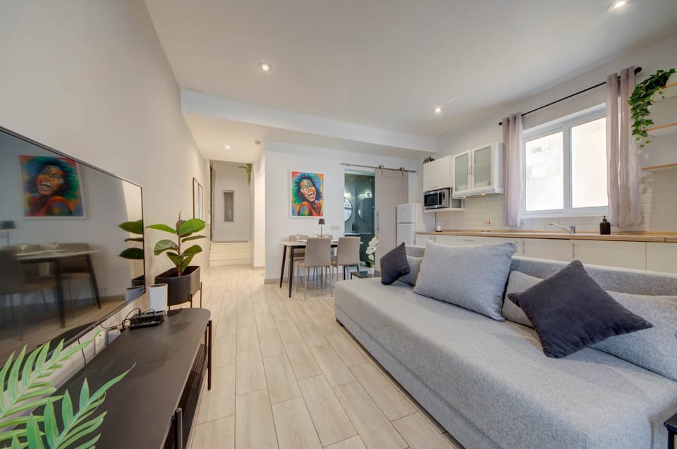 Bright open-plan studio with fully equipped kitchenette and dining space